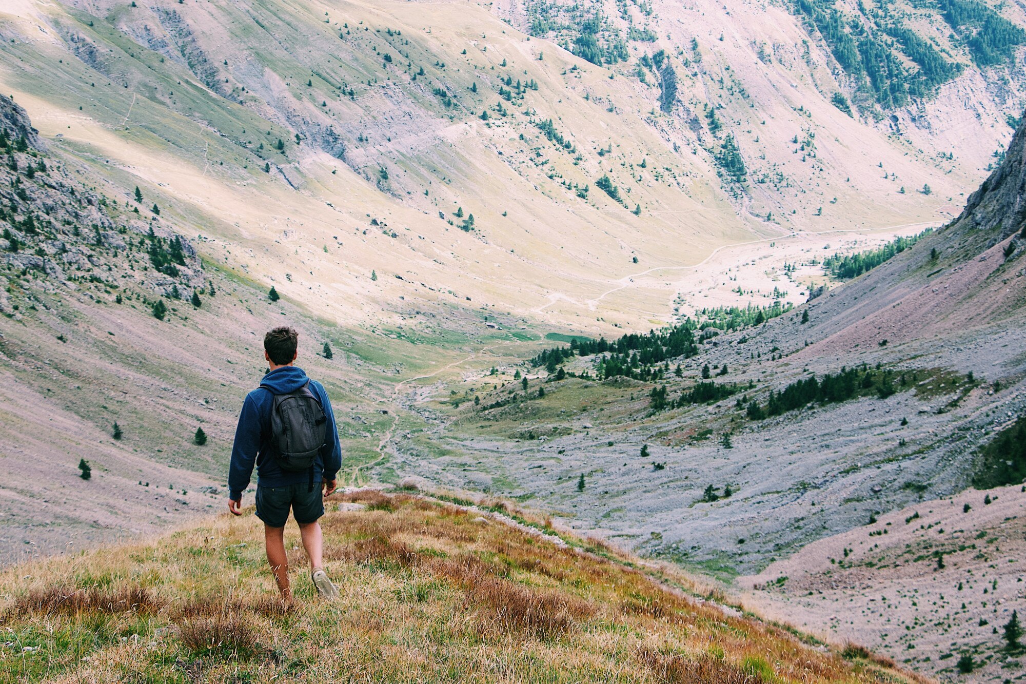 Persona caminando por un cerro al aire libre